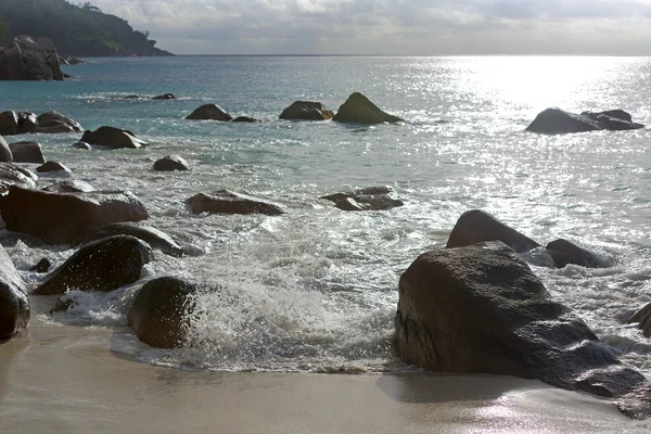 Olas ásperas en Anse Lazio, isla Praslin, Seychelles — Foto de Stock