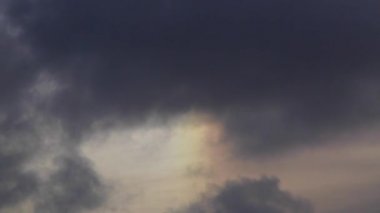 Zaman atlamalı gökkuşağı ile bulutlar