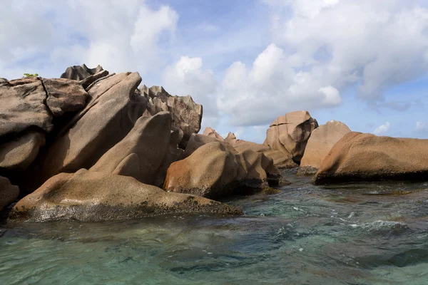 Costa de granito en la isla tropical St. Pierre, Seychelles — Foto de Stock