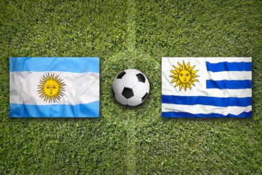 Uruguay vs Brezilya futbol sahası üzerinde bayraklar