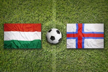 Faeroe Adaları vs Macaristan futbol sahası üzerinde bayraklar