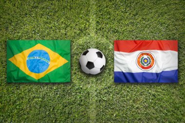 Brezilya Paraguay vs futbol sahası üzerinde bayraklar