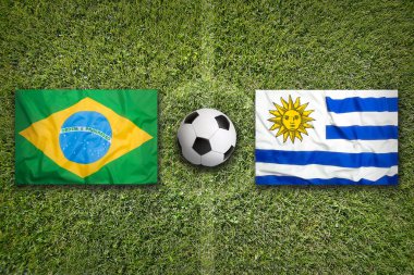 Uruguay vs Brezilya futbol sahası üzerinde bayraklar