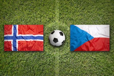 Çek Cumhuriyeti vs Norveç futbol sahası üzerinde bayraklar