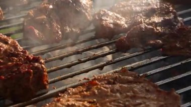 Bir barbekü ızgara et döndürmek