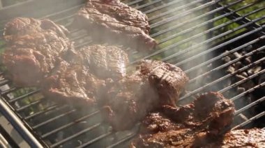 Bir barbekü ızgara domuz etinin döndürmek