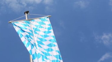 Mavi gökyüzü önünde Bavyera bayrak