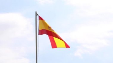 İspanya'nın ulusal bayrağını bir bayrak direği