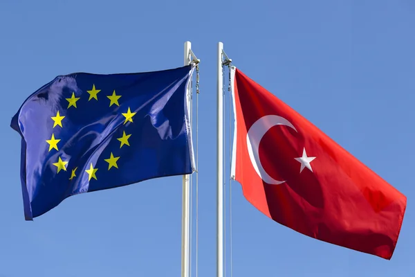 Bandera de la Unión Europea y bandera de Turquía en asta de bandera — Foto de Stock