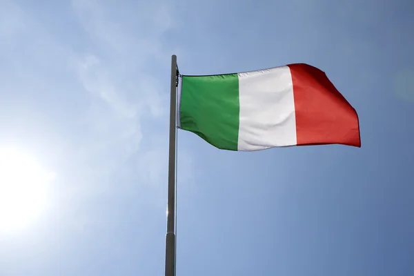 Bandiera nazionale d'Italia su un pennone — Foto Stock