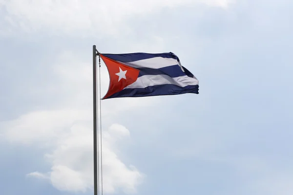 Bandera Nacional de Cuba en asta de bandera —  Fotos de Stock