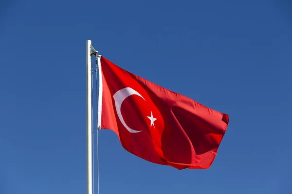 Bandera de Turquía en un asta de la bandera — Foto de Stock