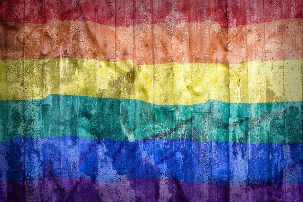 Bandera del arco iris en una pared de ladrillo —  Fotos de Stock
