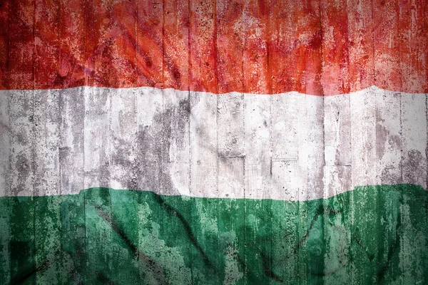Grunge stílus, a magyar zászlót a téglafal — Stock Fotó