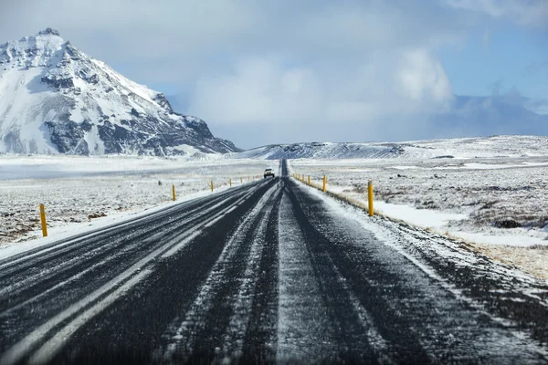 Estrada húmida e escorregadia na Islândia, inverno — Fotografia de Stock