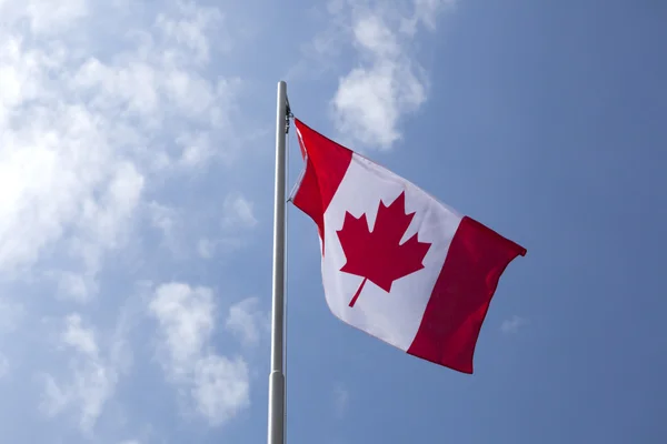 Bandera de Canadá en un asta de la bandera — Foto de Stock