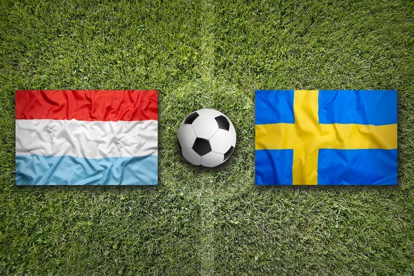 Λουξεμβούργο και Σουηδίας σημαίες σε γήπεδο ποδοσφαίρου — Φωτογραφία Αρχείου