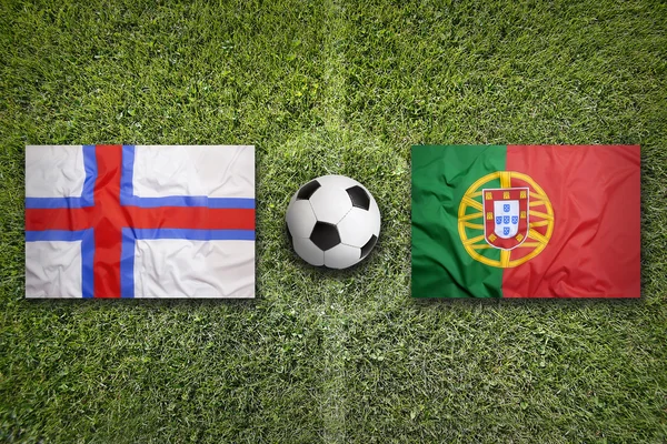 Фарерські острови проти Португалії прапори на футбольному полі — стокове фото