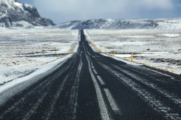 Estrada húmida e escorregadia na Islândia, inverno — Fotografia de Stock