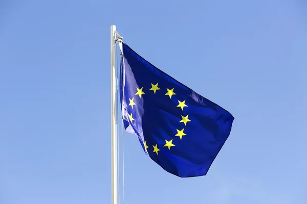 Σημαία της Ευρωπαϊκής Ένωσης σε ένα κοντάρι σημαίας — Φωτογραφία Αρχείου