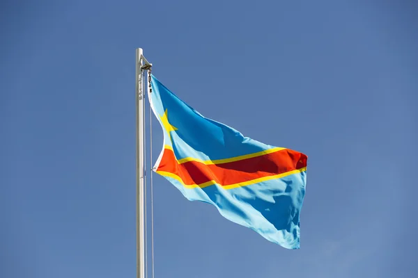 Bandeira nacional do Congo em um mastro — Fotografia de Stock