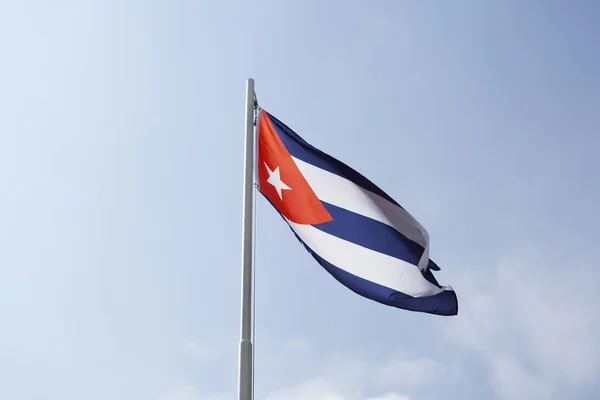 Bandera Nacional de Cuba en asta de bandera —  Fotos de Stock