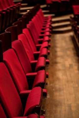Kırmızı sandalyeli boş konser salonu