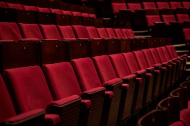 Kırmızı sandalyeli boş konser salonu