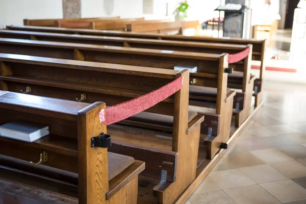 Distanze Sociali Nella Chiesa Cristiana Durante Pandemia Covid Coronavirus — Foto Stock