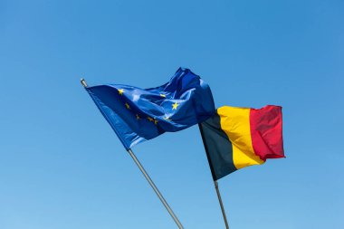 Mavi gökyüzünün önünde Belçika bayraklı Avrupa bayrağı