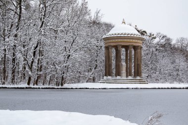 Apollo Tapınağı Nymphenburg kale parkında, Münih, Almanya kışın