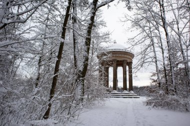 Apollo Tapınağı Nymphenburg kale parkında, Münih, Almanya kışın