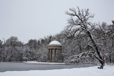 Apollo Tapınağı Nymphenburg kale parkında, Münih, Almanya kışın