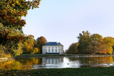 Badenburg Nymphenburg kale parkında, Münih, Almanya sonbaharda