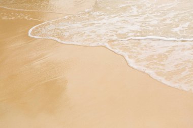 Yumuşak dalgalı ve beyaz kumlu tropik plaj arka planı