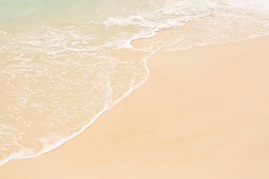 Yumuşak dalgalı ve beyaz kumlu tropik plaj arka planı