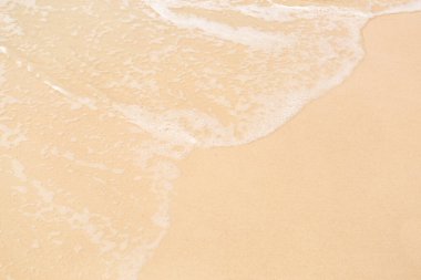 Yumuşak dalgalı ve beyaz kumlu tropik plaj arka planı