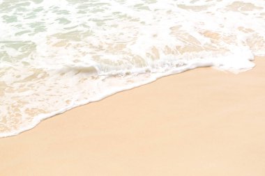 Yumuşak dalgalı ve beyaz kumlu tropik plaj arka planı