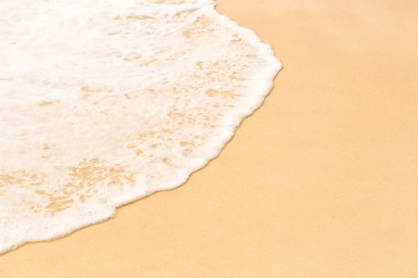 Yumuşak dalgalı ve beyaz kumlu tropik plaj arka planı