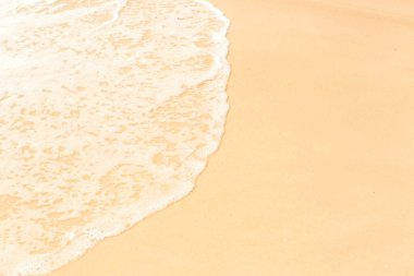 Yumuşak dalgalı ve beyaz kumlu tropik plaj arka planı