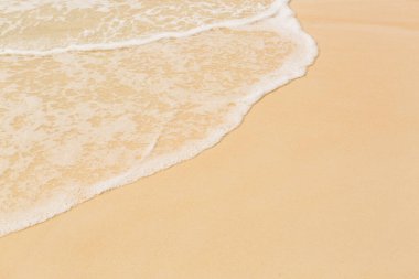 Yumuşak dalgalı ve beyaz kumlu tropik plaj arka planı