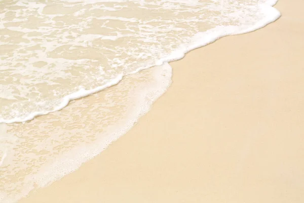 Yumuşak Dalgalı Beyaz Kumlu Tropik Plaj Arka Planı — Stok fotoğraf