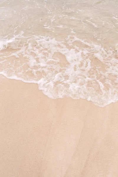 Yumuşak Dalgalı Beyaz Kumlu Tropik Plaj Arka Planı — Stok fotoğraf