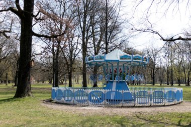 Almanya 'nın Münih kentindeki Hirschgarten parkında kapalı bir atlıkarınca.