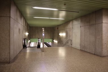 Metro istasyonunda boş merdiven ve yürüyen merdiven.