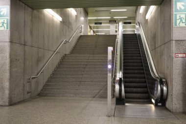 Metro istasyonunda boş merdiven ve yürüyen merdiven.