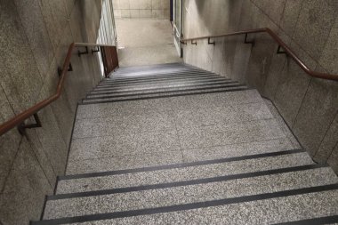 Metro istasyonundaki boş merdiven.
