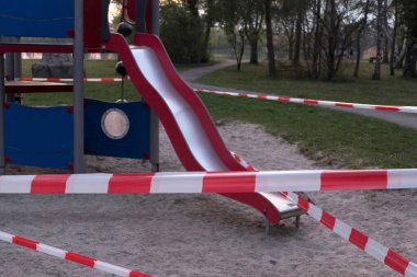 Bariyer bandıyla kapalı çocuklar oyun alanı