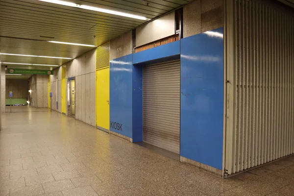 Tomt Kiosk Vid Tunnelbanestationen — Stockfoto