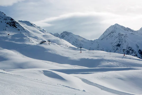 Skiabfahrt Den Österreichischen Alpen Bei Sonnigem Wetter — Stockfoto
